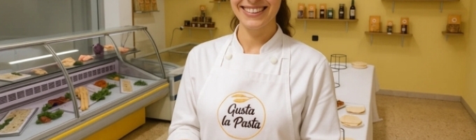 Gustala Tutta | Lasagne o Anellini al Forno teglia media, Bottiglia di Coca e 1kg di Pasta Fresca